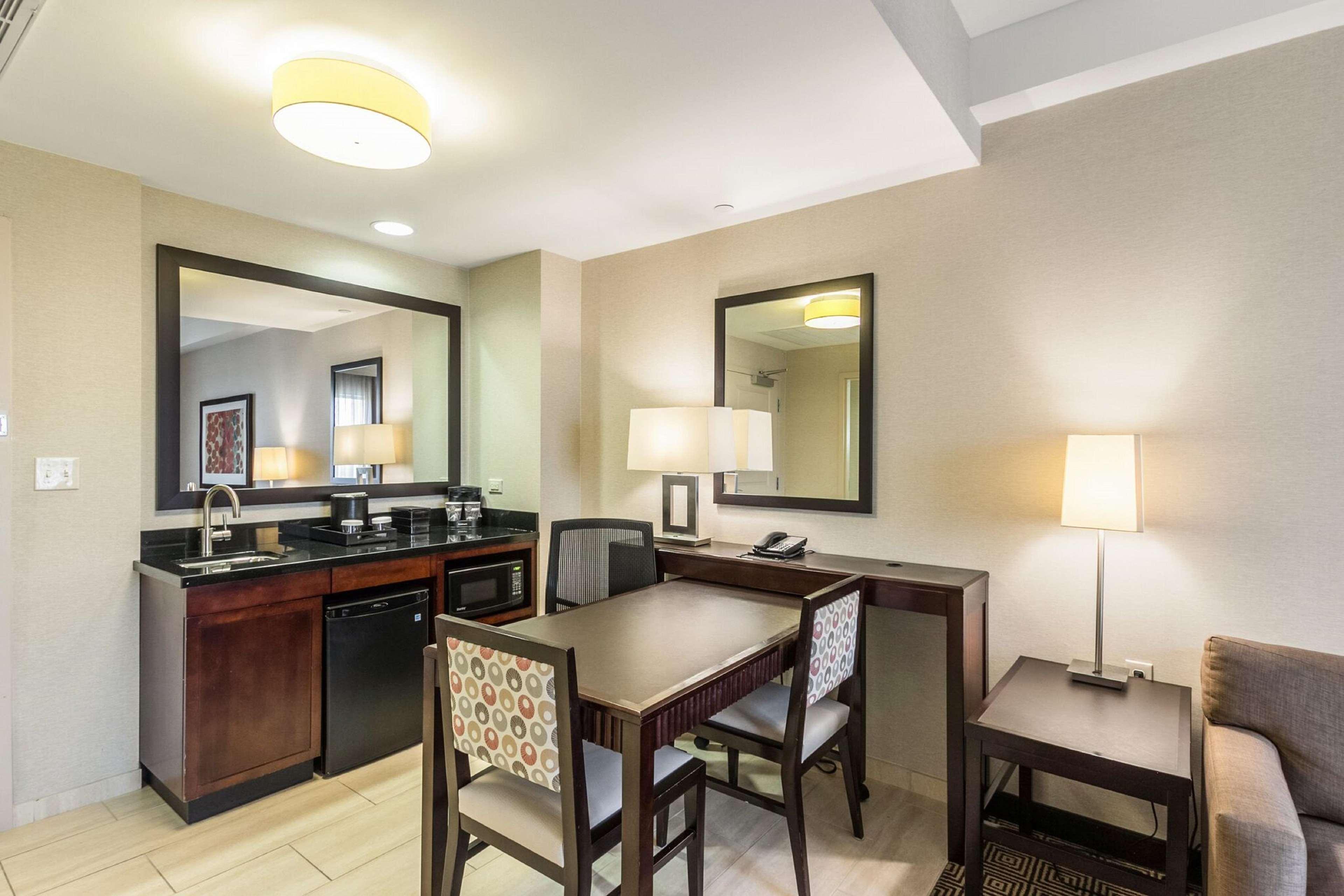 Embassy Suites By Hilton Newark Airport Elizabeth Exteriör bild