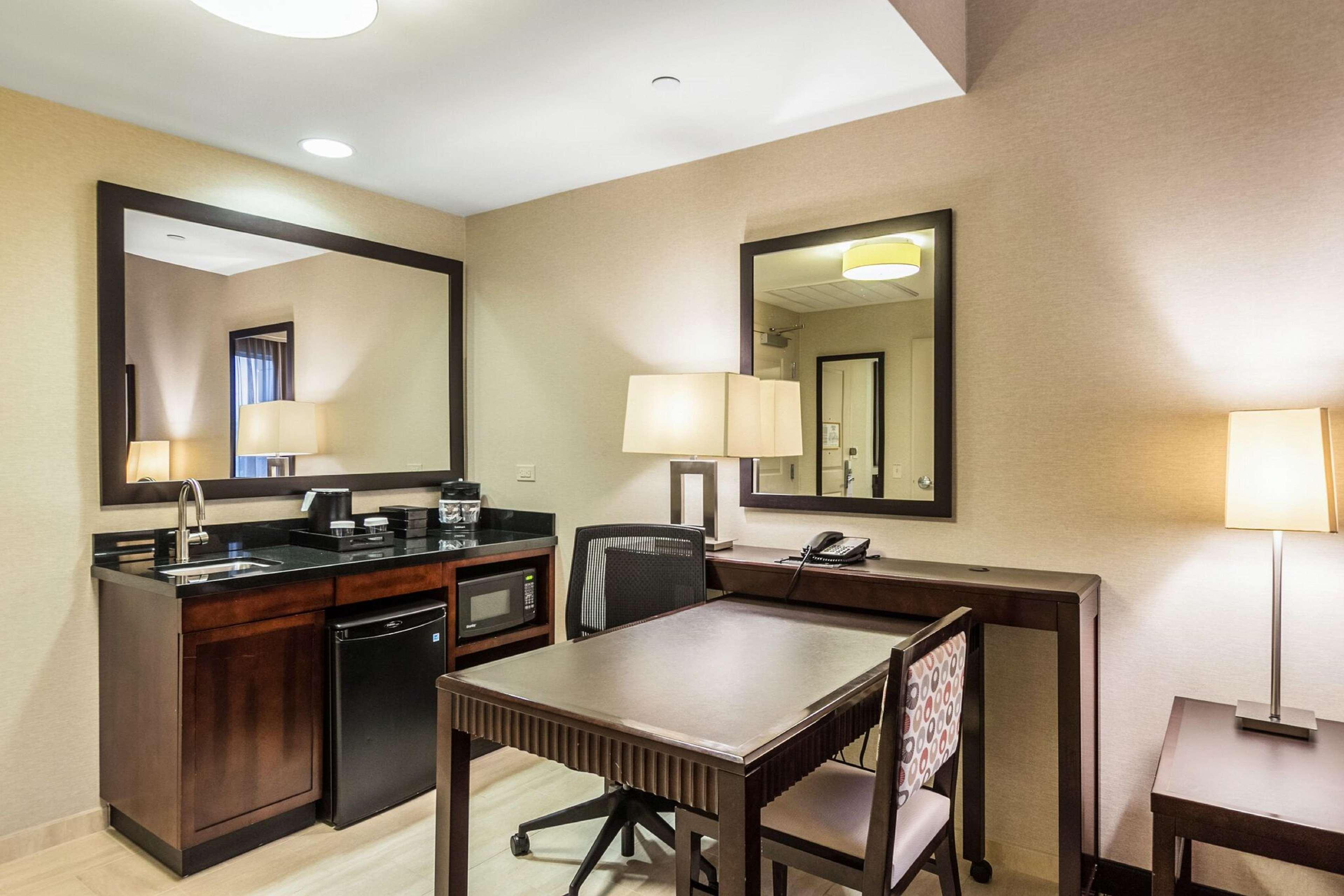 Embassy Suites By Hilton Newark Airport Elizabeth Exteriör bild