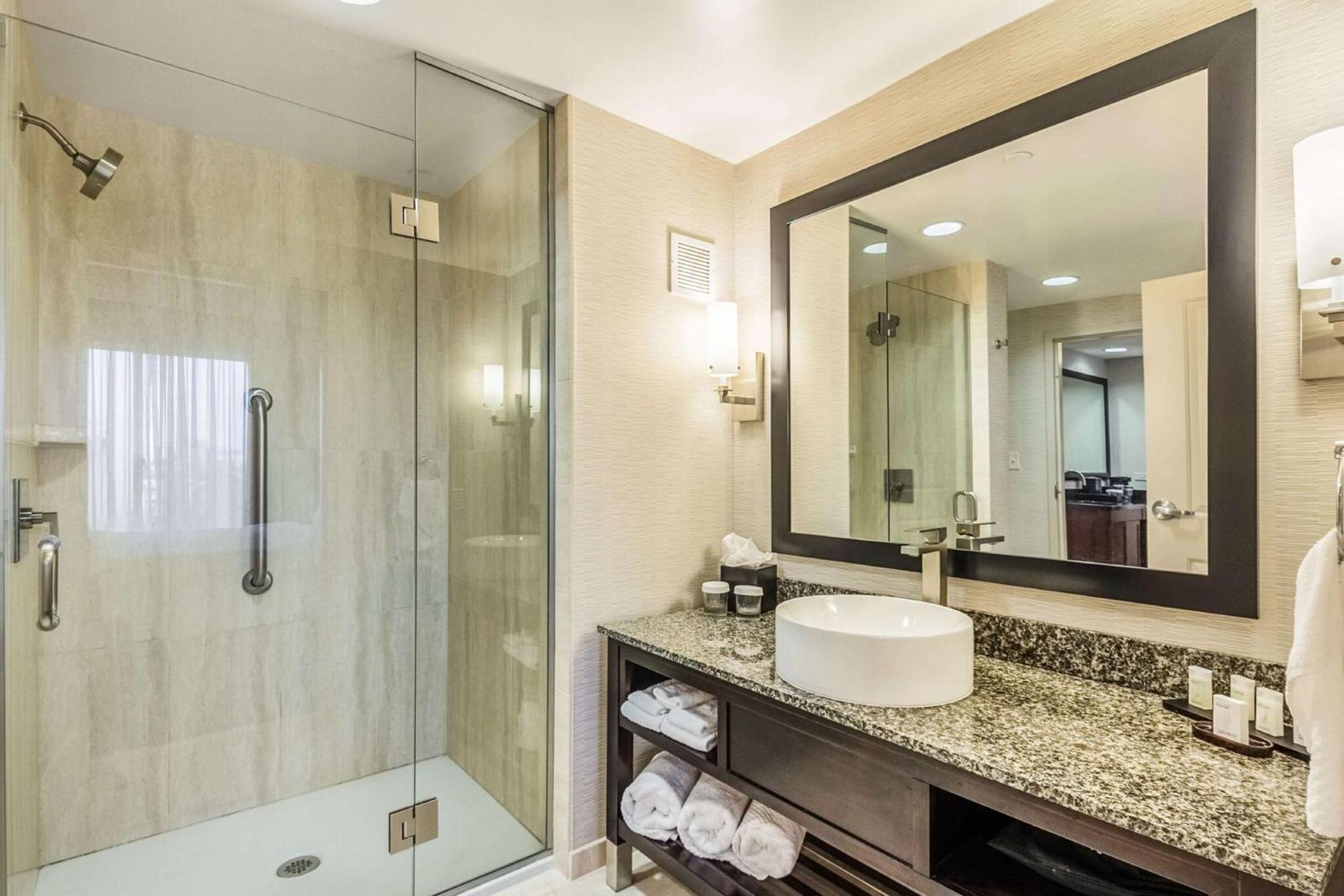 Embassy Suites By Hilton Newark Airport Elizabeth Exteriör bild