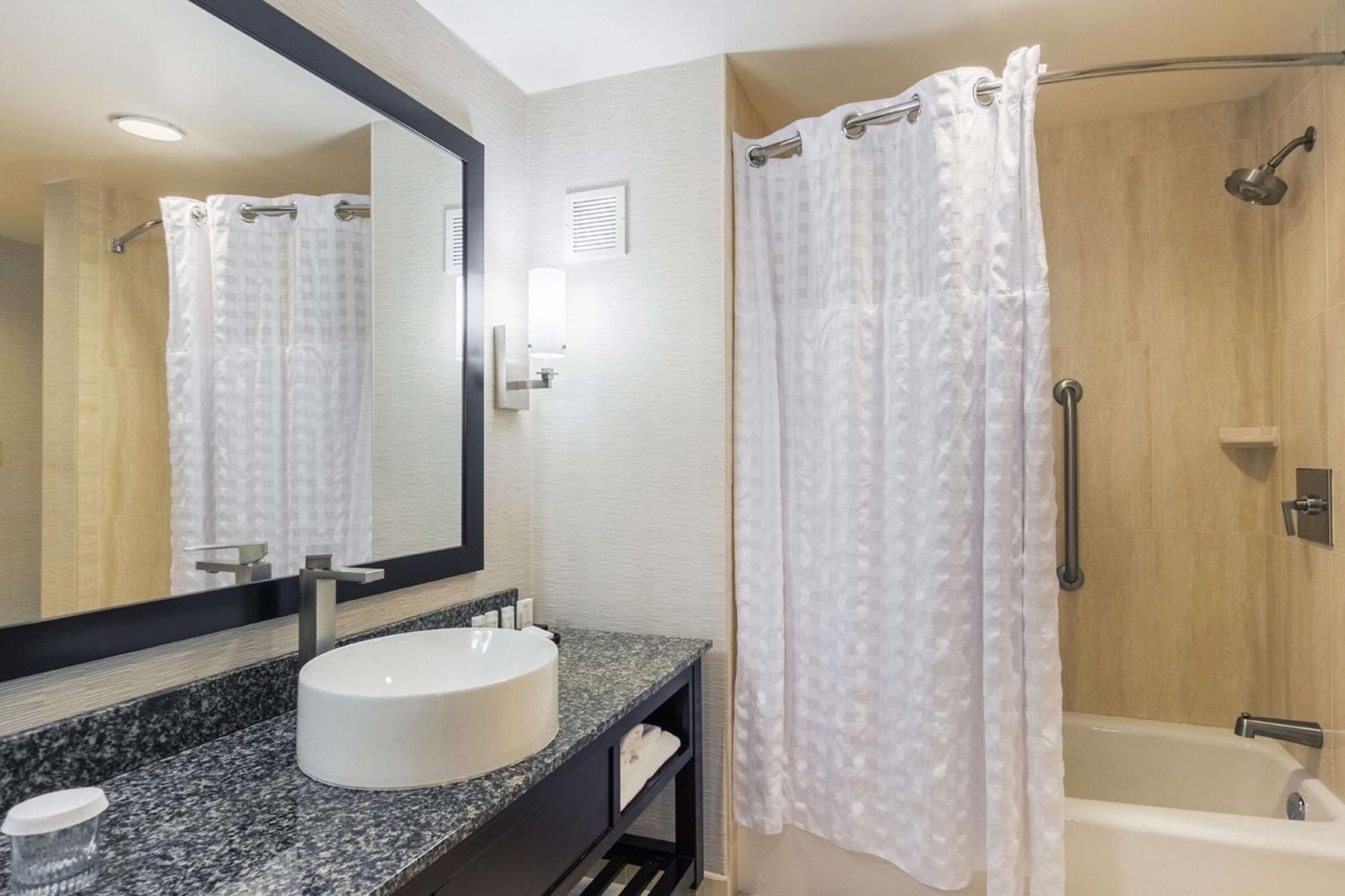 Embassy Suites By Hilton Newark Airport Elizabeth Exteriör bild